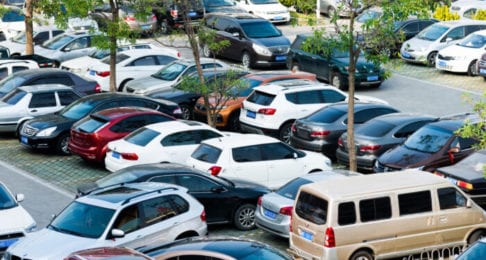 Parkplatz ohne digitales Parksystem: voll geparkt und chaotisch