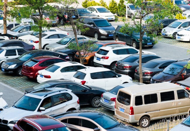 Parkplatz ohne digitales Parksystem: voll geparkt und chaotisch