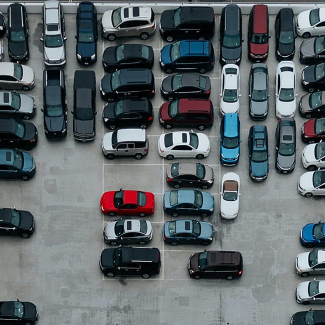 Foto von überfülltem Parkplatz für Einzelhandel