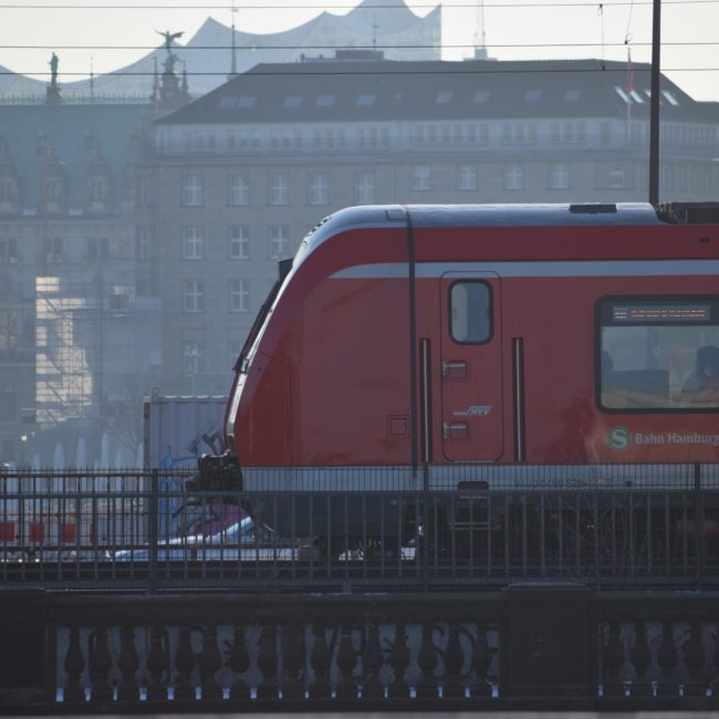 Foto von S-Bahn in Hamburg, die von Bahnpendlern genutzt wird