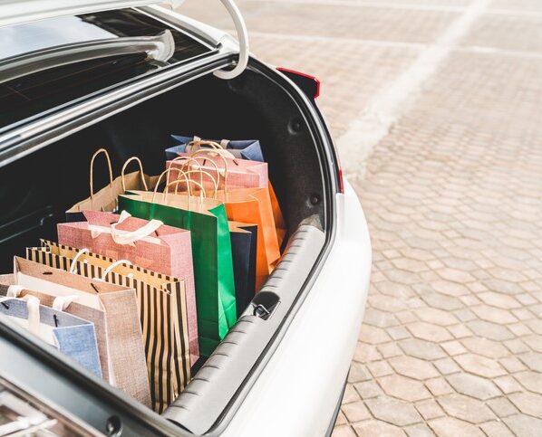 Foto von Kofferraum, voll mit Einkaufstüten aus dem Einzelhandel