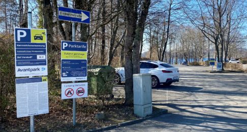 Kleineres Foto der Einfahrt auf den Parklatz des Strandbad in Breitbrunn