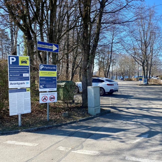 Kleineres Foto der Einfahrt auf den Parklatz des Strandbad in Breitbrunn