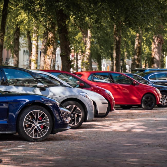 Foto von Parkplatz, auf den die Sonne scheint.